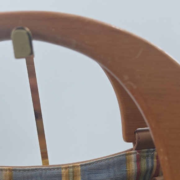 Elegant Tan Woven Fossil Bag with Wooden Handles - Picture 5 of 16